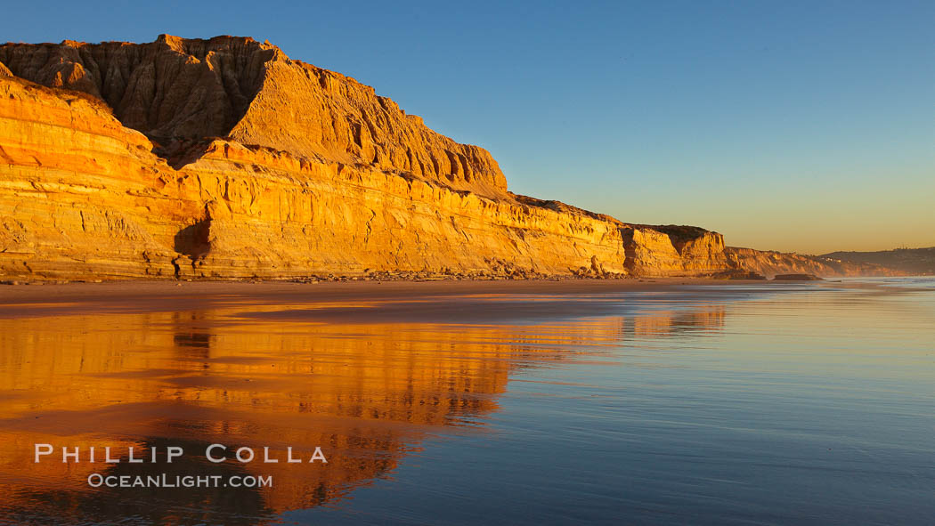 Torrey Pines State Beach, sandstone cliffs rise above the beach at Torrey Pines State Reserve. San Diego, California, USA, natural history stock photograph, photo id 22435