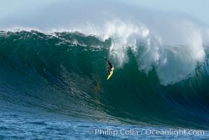 Carlos Burle, Mavericks, wipeout (sequence) during the freesurf break before the final round, February 7, 2006, Half Moon Bay, California