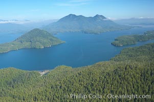 Flores Island (foreground) and Clayoquot Sound, aerial photo, near Tofino on the west coast of Vancouver Island
