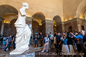 Venus de Milo and her admirers, Muse du Louvre, Musee du Louvre, Paris, France